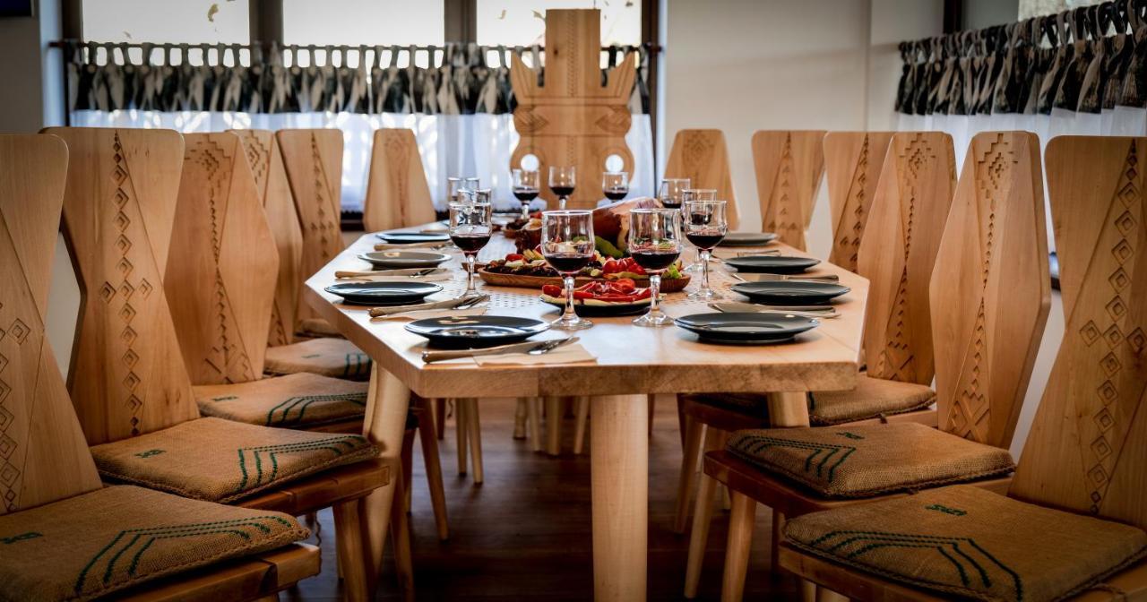Conacul Olarilor Bed and Breakfast Baia de Fier Eksteriør billede